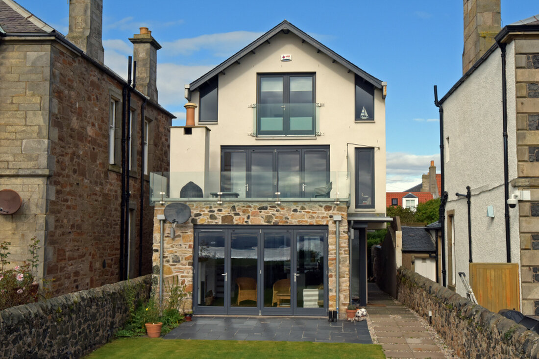 New flat roof on single-storey extension